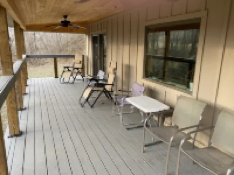 Secluded Couple’s one bedroom creek view cabin on Craigs Creek in Oriskany Va.
