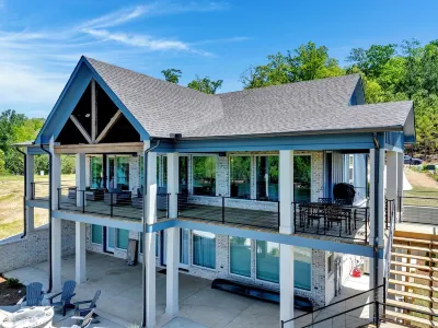 Emerald Escape @ Lewis Smith Lake. Luxury lake getaway with panoramic views! Hotels in 