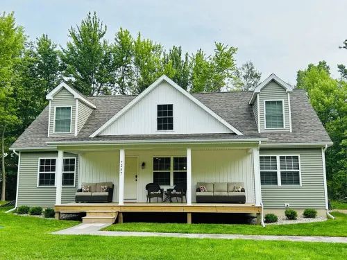 Beautiful House/Close 2 Lake/Beachfront Access/Great for Families/Outdoor Space - 3-Star