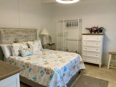 Tropical Paradise 🏝! POOL, Hot Tub, Dock, FREE Ice, Kayaks, Paddles, Bikes! Отели в г. Key Colony Beach