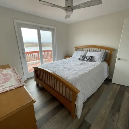 Waterviews and Walking distance to beach. Отели рядом с достопримечательностью «Маяк Пойнт-Джудит»