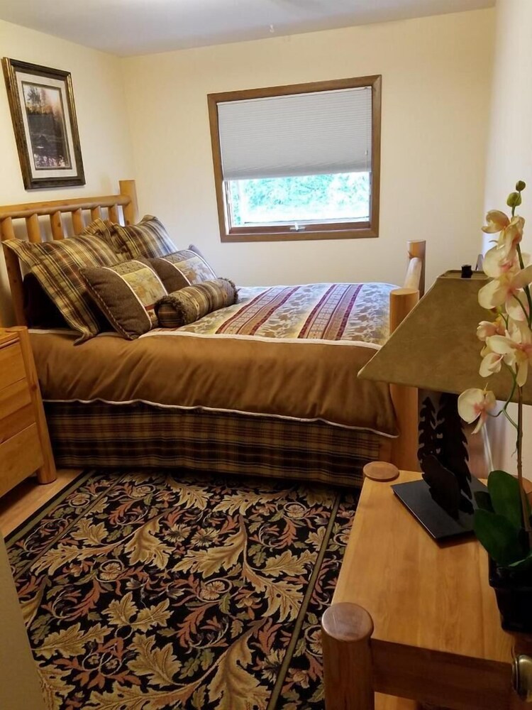 Stunning 3 bedroom/2bath with huge deck! Hotels in Soldotna