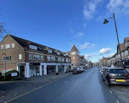 Big Loft in the Heart of Cheam Village (35 min from London City) โรงแรมในSutton