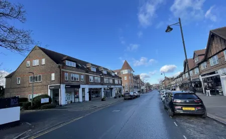Big Loft in the Heart of Cheam Village (35 min from London City)