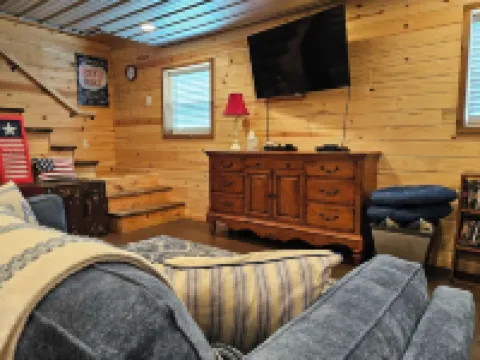 LIBERTY LODGE -- Beautiful 2-bed 2-bath Cabin in Bryant w/ Fast WiFi & AC