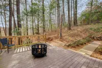 10 min to Asheville, private 2 acres w/ huge deck and sleeps 10!
