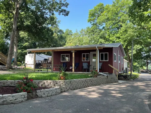 Cozy cottage in awesome Greenville with WiFi, AC