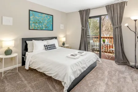 Modern & Spacious + UNC Vacation Rental Отели рядом с достопримечательностью «Университет Северная Каролина в Чапел Хилл»