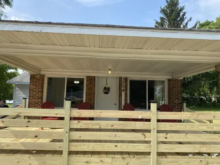 Brown Bear Station of Otter Lake-Take it easy at this unique & tranquil retreat Отели в г. Lapeer County