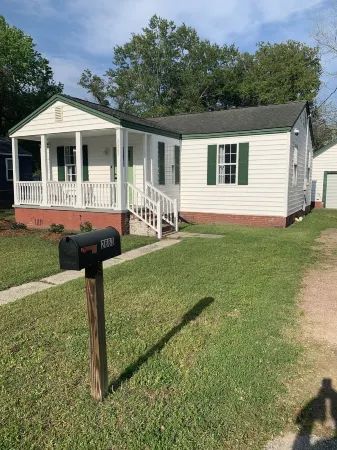 Experience coastal charm! 3 bd 2 bath Downtown Charleston 11 min Beach 30  min