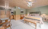 Large Lodge•Sleeps 20• Game Rm •Hot Tub• Golf Nearby • Pontoon • Poker Rm