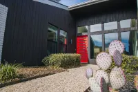 Sleeps 18 & Heated Pool & MiniGolf by Uptown Dallas