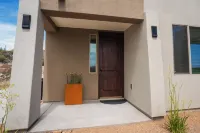 Scenic Mountain Retreat: Tranquil 2BR Private Casita