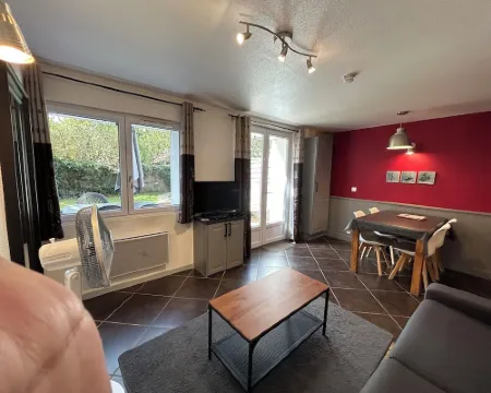 Apartment with enclosed garden and private parking in quiet city center location Hotels in Thonon-les-Bains