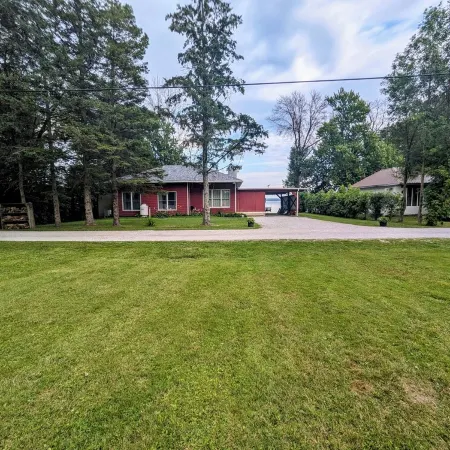 Lakefront Cottage: Amazing Mountain Views Directly on Lake Champlain