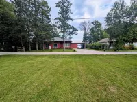 Lakefront Cottage: Amazing Mountain Views Directly on Lake Champlain