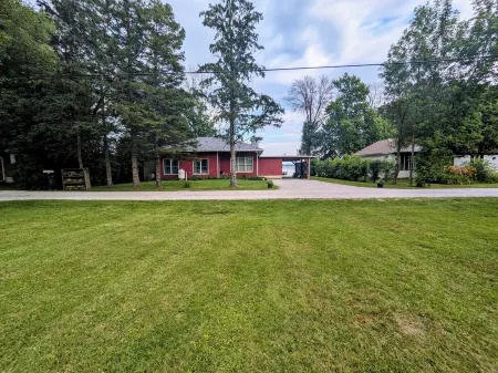 Lakefront Cottage: Amazing Mountain Views Directly on Lake Champlain Отели в г. Олбург