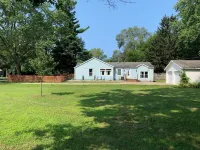 Beautiful Parkside 5 Bedroom Cottage in Midland, Fenced Front Yard, Access Ramp Hotels near Rite Aid