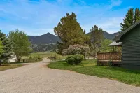 Beautiful Log Farmhouse in Paradise Valley, Montana Hotel a Park County
