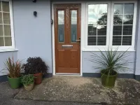 LUXURY 1 BED  FLAT  WITH GARDEN  - 2 MINS WALK TO RIVER  -  DOG FRIENDLY