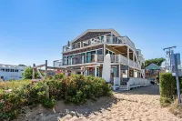 Modern Beachfront Condo, Gorgeous Views and Centrally Located