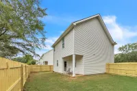 Sleek 3BR Pet-Friendly Oasis, Close to City