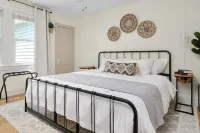 Mins to DTA - King Beds - Parking