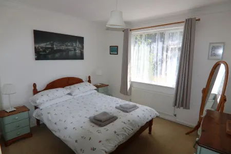 Lovely dog friendly 2 bed bungalow with parking Отели в г. Нью Форест Дистрикт