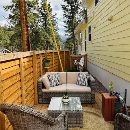 Sunny Treetop Tiny Home! Beautiful Pikes Peak View!