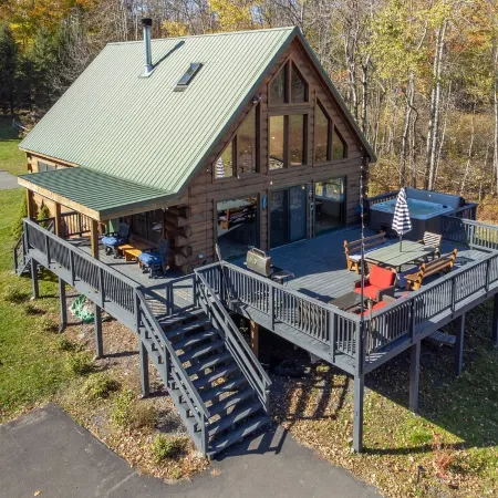 Catskills Getaway Home W/ Hot tub, Game room, fire pit and basketball court