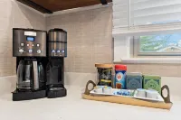Highland Park Hideaway- Standing Desk + Monitor + Private Laundry + Bonfire Pit