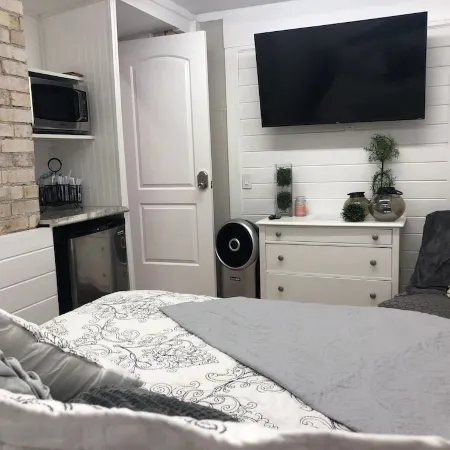 *STAY & PLAY* 5000 sq. Gym, Custom Master & Loft!