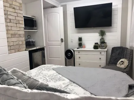 *STAY & PLAY* 5000 sq. Gym, Custom Master & Loft!