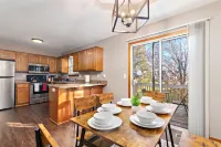 Oak Haven: 3 King Beds + 1 Queen Bed Fast Wi-Fi + FREE Parking - Sleeps 8 People Hotels in Raymore