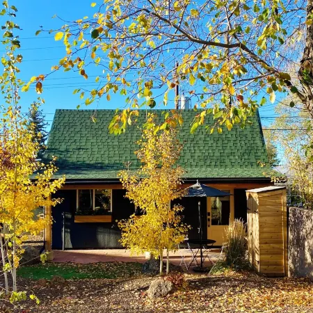 Grand Canyon Close Tiny House: 3 Block Walk to Town: Fire Pit, AC, WiFi