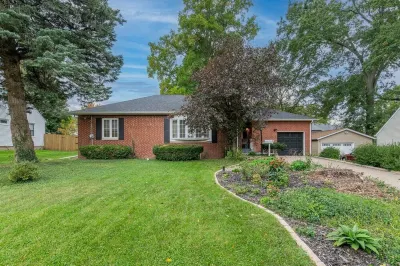 Mid Century ranch central to everything! Hotels near SkyBridge