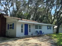 Cozy Chalet- walk to Rainbow River Hotels near Dunnellon Public Library