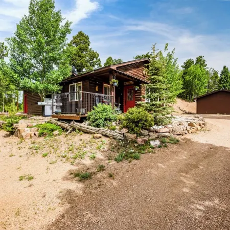 Breathtaking Pike's Peak View from Adorable Mountain Cabin