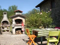 Villa in the green with private pool, garden, wi-fi for families and groups Hotels in Gallicano