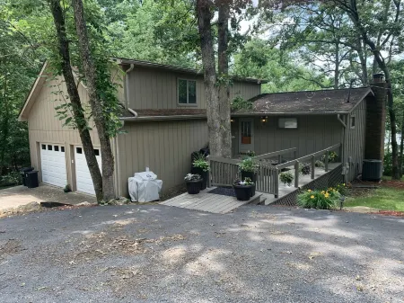 Lakehouse property with private pool + bonus space sleeps 14 Отели в г. Крил Спрингс