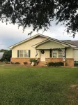Le Barn Rouge Bed & Breakfast    A Country Living Home in Acadiana Macy's附近的飯店