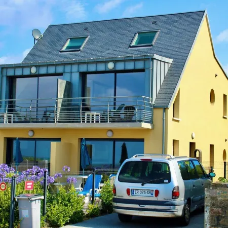 Seafront, Fantastic 180° Sea View, High Standard, Garden and Private Parking