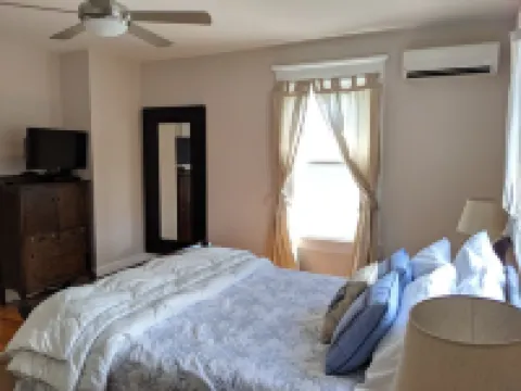 HGTV House! 2 Blocks to Beach- 2024 New Bathroom!