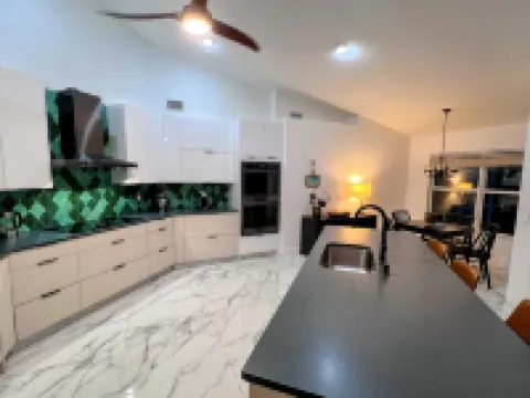 3-Bedroom Waterfront Pool House in Manatee Bay. Byob: Bring Your Own Boat