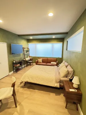 Chic Urban getaway, 12 min drive to Pike Place & Alki Beach Hotels near Target