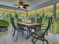 Large comfy house big enough for 2 families next to ocean on Kaloli point