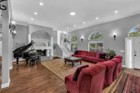 Luxurious Private Estate with Hot Tub. Game Room, Grand Piano- Near Ski Resort فنادق في هولاداي