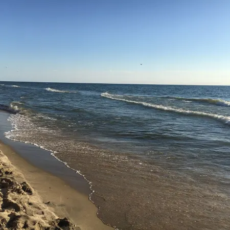 Walking distance to the beach! Summer dates available. Grill, Deck & Fire Pit!