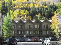 Walk-Out Patio/River Trail/Listen to the Stream! Shops/Restaurants/Lifts Close!