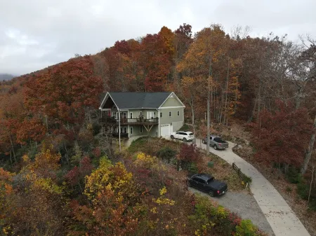 Incredible Mountain Views with 2 Master Suites on 5 Acres Отели рядом с достопримечательностью «Charles D Owen Park»